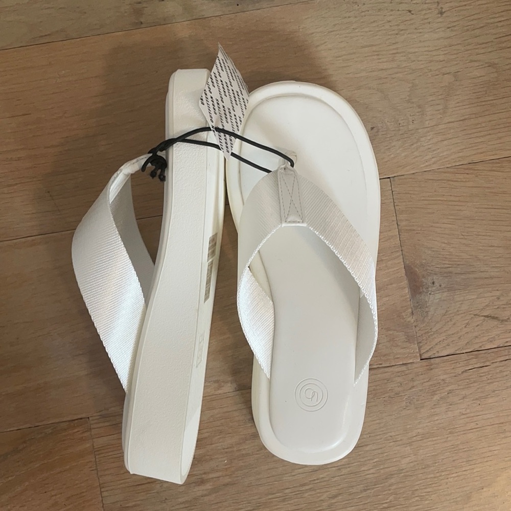 NWT Urban Outfitters Platform White Flipflop